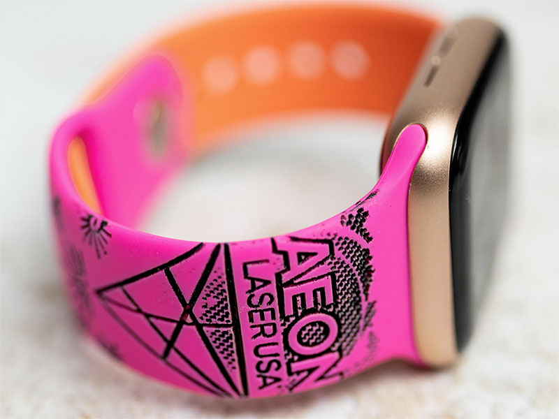 custom fluorecent pink watch band with 暴力调教一区二区三区 logo engraved on it